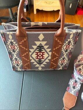 🩷FINAL MARKDOWN 🩷Wrangler Southwestern Canvas Tote in Gray, Brown and Burgundy